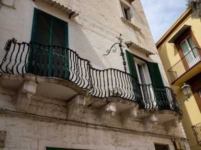 ...e per la ringhiera in ferro con eleganti decorazioni geometriche, vegetali e floreali, che lo rendendo unico in tutta Bari